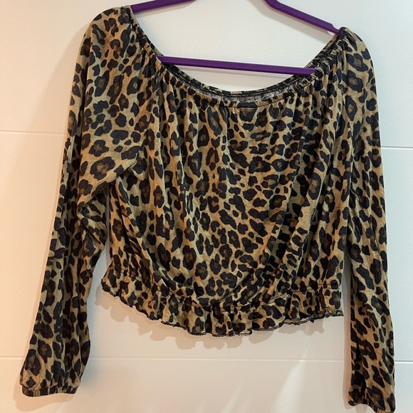 Size M With elastic in the bottom long sleeve - Picture 2 of 6